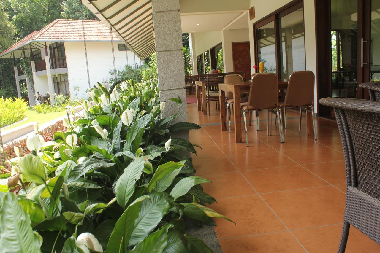 Hotel Whispering Waters Cochin Kochi Exterior foto