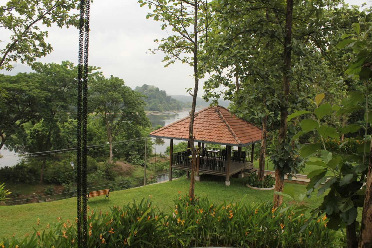 Hotel Whispering Waters Cochin Kochi Exterior foto